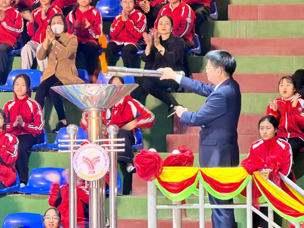 &Ocirc;ng Đỗ Ngọc Nam, B&iacute; thư Đảng ủy Phường Đ&ocirc;ng Triều thực hiện nghi thức thắp đuốc khai mạc Đại hội