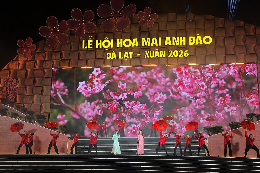 Tiết mục &ldquo;&Ocirc; k&igrave;a nắng&rdquo; mở m&agrave;n đ&ecirc;m khai mạc, t&aacute;i hiện kh&ocirc;ng gian m&ugrave;a Xu&acirc;n cao nguy&ecirc;n Đ&agrave; Lạt