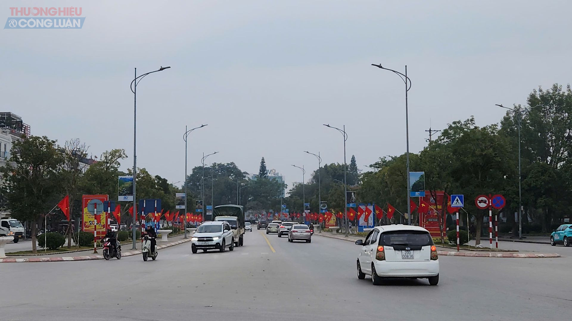 Ghi nhận của ph&oacute;ng vi&ecirc;n, từ trung t&acirc;m th&agrave;nh phố Lạng Sơn đến c&aacute;c x&atilde;, phường, c&ocirc;ng t&aacute;c trang tr&iacute;, tuy&ecirc;n truyền trực quan được triển khai đồng bộ, trang trọng v&agrave; tiết kiệm.