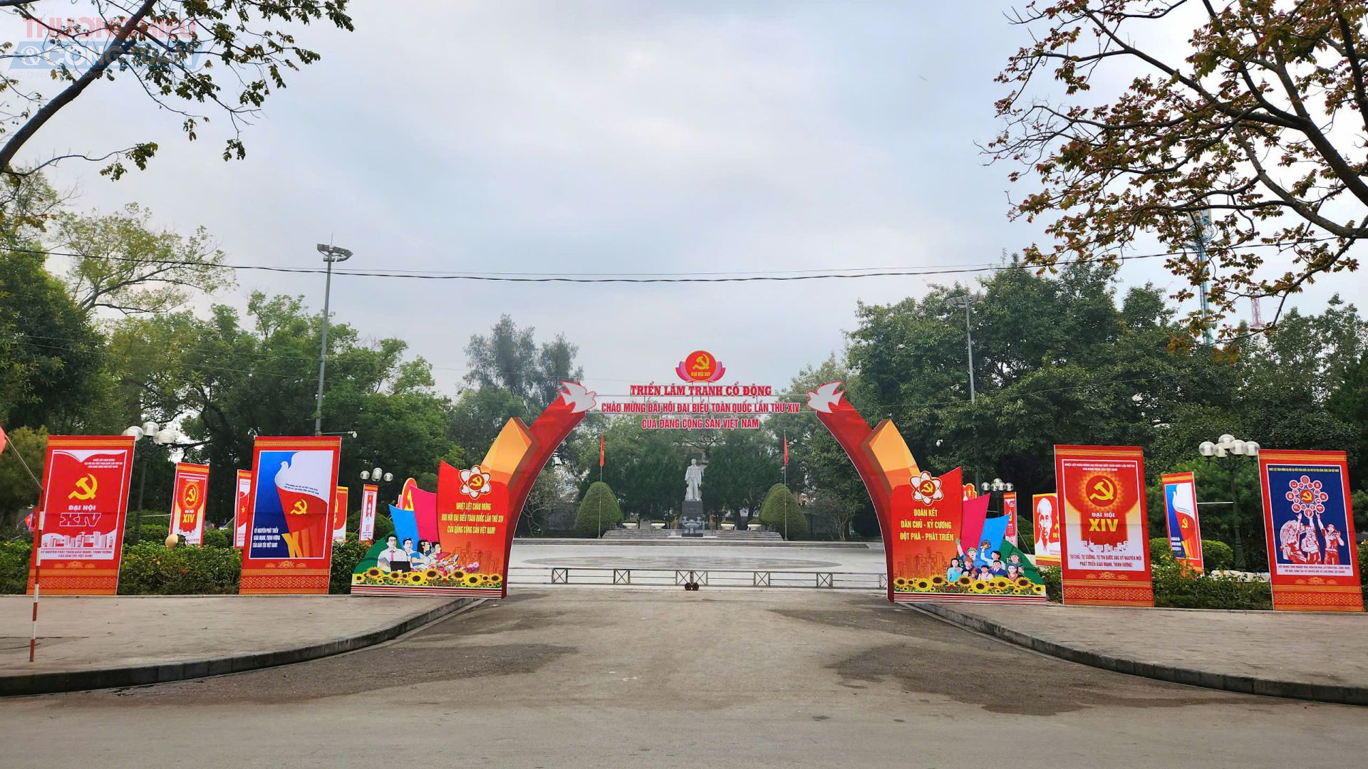 Cổng ch&agrave;o Triển l&atilde;m tranh cổ động ch&agrave;o mừng Đại hội đại biểu to&agrave;n quốc lần thứ XIV của Đảng được thiết kế theo phong c&aacute;ch hiện đại, h&agrave;i h&ograve;a, nổi bật với h&igrave;nh ảnh chim bồ c&acirc;u biểu tượng của h&ograve;a b&igrave;nh, đo&agrave;n kết v&agrave; kh&aacute;t vọng vươn l&ecirc;n, kết hợp c&ugrave;ng hoa sen thanh cao, gắn liền với h&igrave;nh ảnh B&aacute;c Hồ k&iacute;nh y&ecirc;u v&agrave; những gi&aacute; trị bền vững của d&acirc;n tộc Việt Nam.