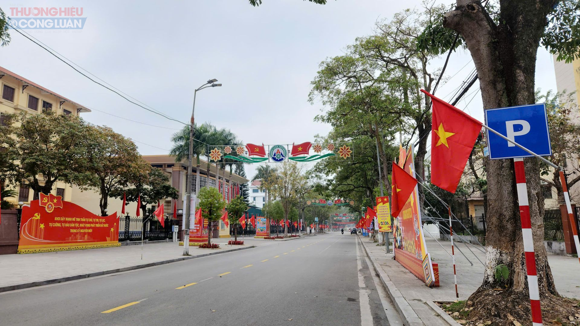 C&aacute;c tuyến đường ch&iacute;nh, trụ sở cơ quan, trường học, khu d&acirc;n cư đều được treo cờ Tổ quốc, cờ Đảng đ&uacute;ng quy định, kết hợp với hệ thống pano, &aacute;p ph&iacute;ch mang nội dung tuy&ecirc;n truyền s&acirc;u sắc về Đại hội XIV, g&oacute;p phần tạo diện mạo khang trang, tươi mới cho địa phương.