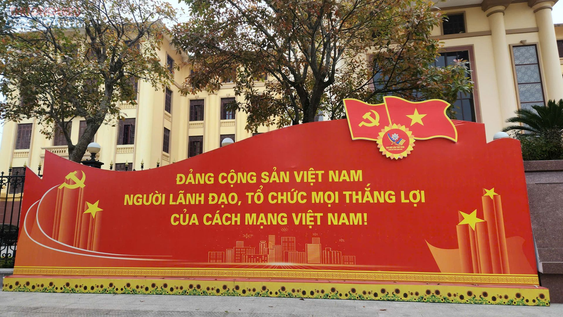 Cờ Đảng, cờ Tổ quốc, băng r&ocirc;n, khẩu hiệu được treo đồng bộ, nổi bật tr&ecirc;n nền phố phường khang trang, tạo điểm nhấn thị gi&aacute;c r&otilde; n&eacute;t v&agrave; lan tỏa tinh thần ch&agrave;o mừng Đại hội. Việc trang tr&iacute; được thực hiện trang trọng, đ&uacute;ng quy định, bảo đảm mỹ quan đ&ocirc; thị v&agrave; ph&ugrave; hợp với bản sắc văn h&oacute;a địa phương, g&oacute;p phần l&agrave;m cho diện mạo đ&ocirc; thị v&agrave; khu d&acirc;n cư th&ecirc;m s&aacute;ng &ndash; xanh &ndash; sạch &ndash; đẹp.