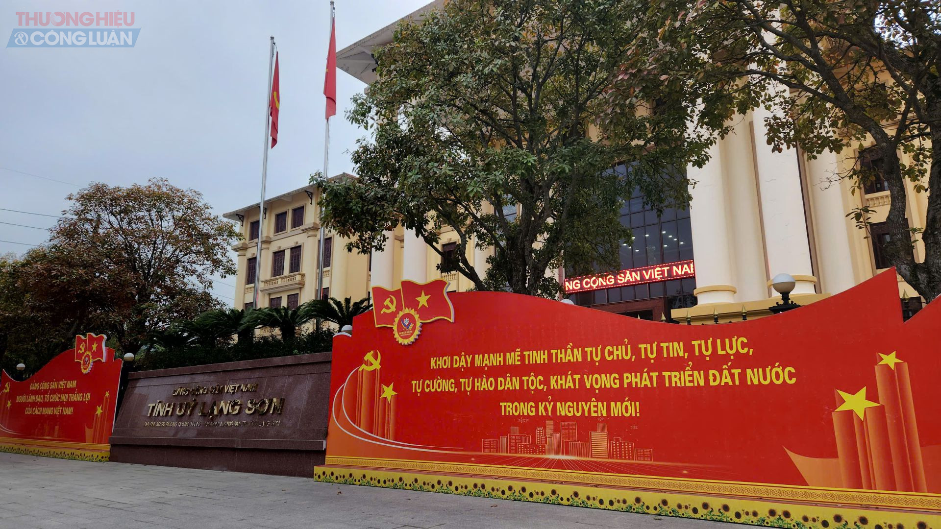 Theo ghi nhận, tại c&aacute;c khu vực trung t&acirc;m v&agrave; trụ sở c&aacute;c cơ quan nh&agrave; nước, c&ocirc;ng t&aacute;c tuy&ecirc;n truyền trực quan được triển khai đồng bộ, b&agrave;i bản v&agrave; trang trọng. Những tấm pano, &aacute;p ph&iacute;ch khổ lớn mang h&igrave;nh ảnh Chủ tịch Hồ Ch&iacute; Minh vĩ đại c&ugrave;ng c&aacute;c khẩu hiệu h&agrave;nh động ch&agrave;o mừng Đại hội XIV của Đảng được bố tr&iacute; ở những vị tr&iacute; dễ quan s&aacute;t, tạo điểm nhấn nổi bật trong kh&ocirc;ng gian đ&ocirc; thị.