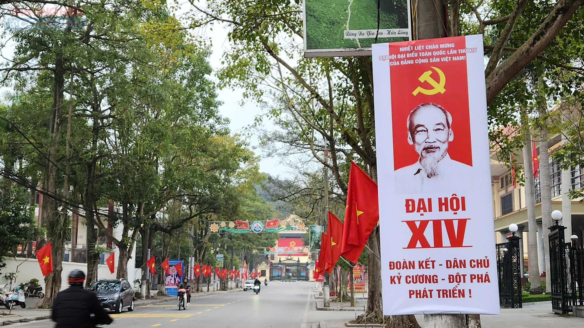 Những ng&agrave;y n&agrave;y, khắp c&aacute;c tuyến phố, khu d&acirc;n cư v&agrave; cơ quan, đơn vị tr&ecirc;n địa b&agrave;n tỉnh Lạng Sơn rực rỡ sắc đỏ của cờ Đảng, cờ Tổ quốc, băng r&ocirc;n, khẩu hiệu, tạo n&ecirc;n kh&ocirc;ng kh&iacute; phấn khởi, rộn r&agrave;ng hướng về Đại hội đại biểu to&agrave;n quốc lần thứ XIV của Đảng.