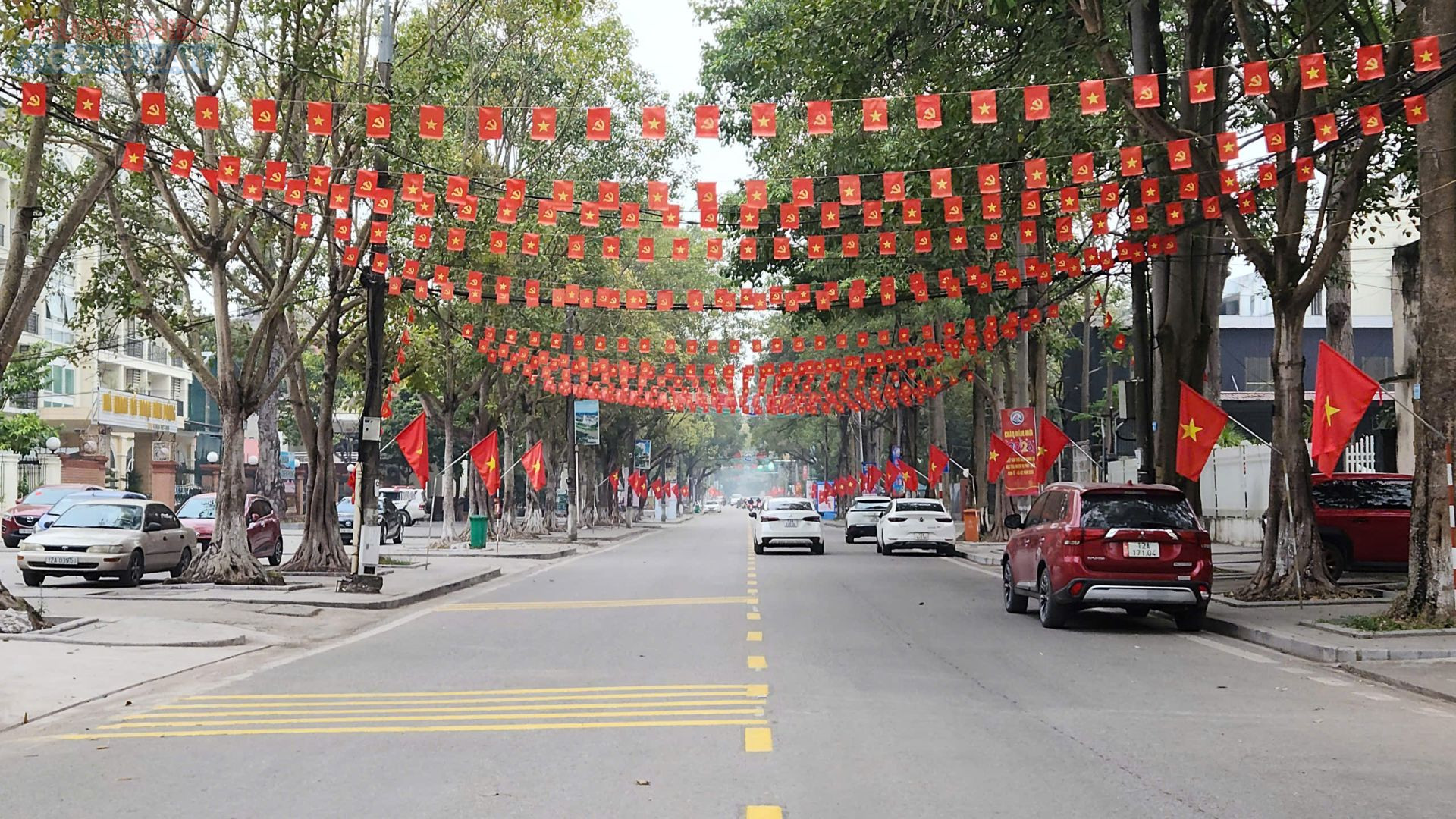 Kh&ocirc;ng kh&iacute; ấy kh&ocirc;ng chỉ thể hiện qua sắc đỏ rực rỡ của cờ hoa m&agrave; c&ograve;n to&aacute;t l&ecirc;n từ sự chỉnh chu, ngăn nắp của cảnh quan đ&ocirc; thị