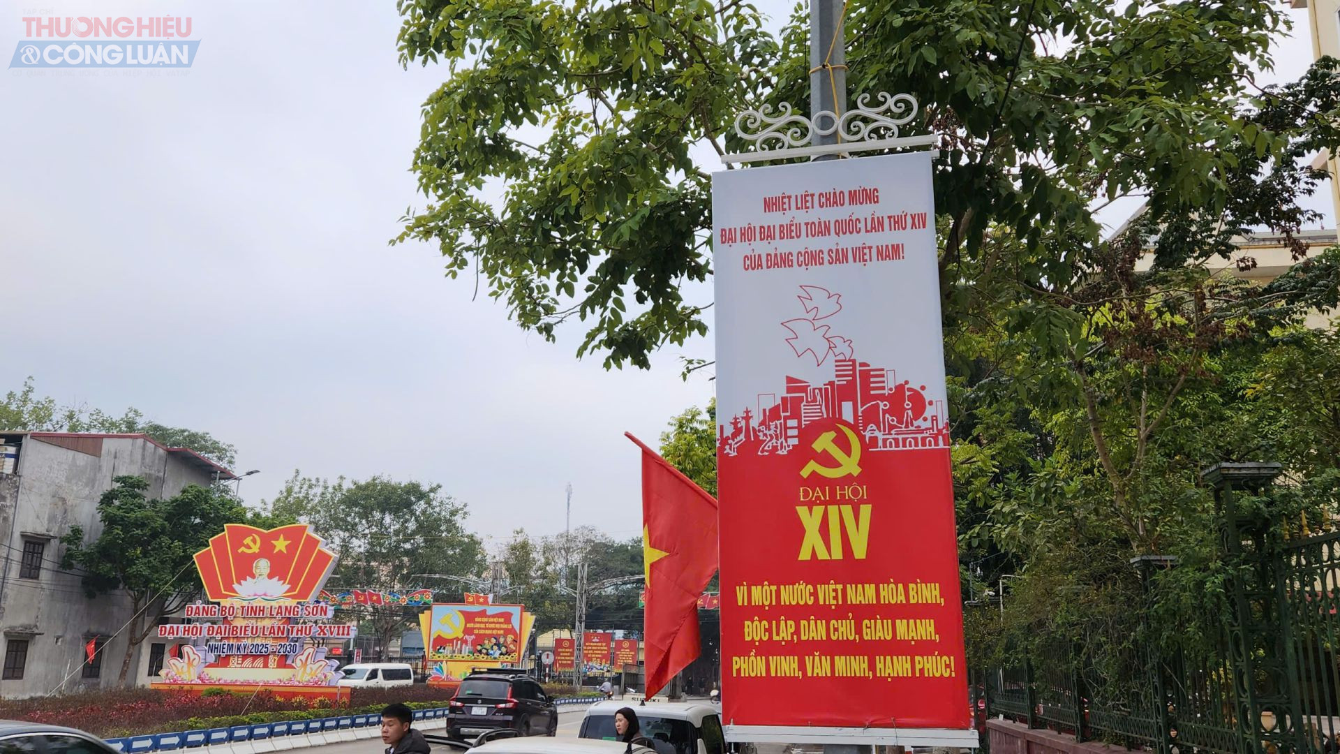 Việc trang ho&agrave;ng cờ hoa, tổ chức c&aacute;c hoạt động ch&agrave;o mừng Đại hội đại biểu to&agrave;n quốc lần thứ XIV của Đảng kh&ocirc;ng chỉ tạo kh&iacute; thế phấn khởi trong Nh&acirc;n d&acirc;n, m&agrave; c&ograve;n g&oacute;p phần củng cố niềm tin của đồng b&agrave;o c&aacute;c d&acirc;n tộc tỉnh Lạng Sơn đối với sự l&atilde;nh đạo của Đảng, ph&aacute;t huy sức mạnh khối đại đo&agrave;n kết to&agrave;n d&acirc;n tộc, chung sức x&acirc;y dựng qu&ecirc; hương ng&agrave;y c&agrave;ng ph&aacute;t triển, gi&agrave;u đẹp v&agrave; văn minh.