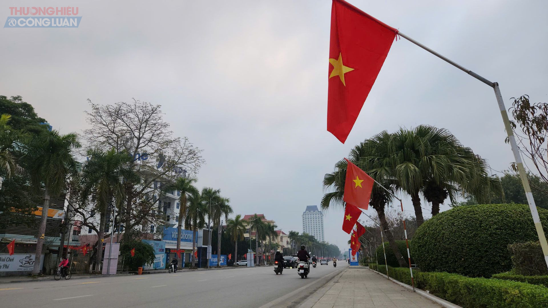 Người d&acirc;n, c&aacute;c hộ kinh doanh chủ động dọn dẹp, trang tr&iacute; trước cửa nh&agrave;, g&oacute;p phần l&agrave;m cho diện mạo khu phố th&ecirc;m sạch đẹp, văn minh. Tất cả tạo n&ecirc;n bức tranh sinh động, thể hiện niềm tin, sự đồng thuận v&agrave; kỳ vọng của nh&acirc;n d&acirc;n tỉnh Lạng Sơn hướng về Đại hội đại biểu to&agrave;n quốc lần thứ XIV của Đảng.