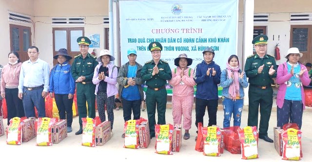 Bộ đội Biên phòng Đà Nẵng và các nhà hảo tâm tặng 200 suất quà vùng biên giới