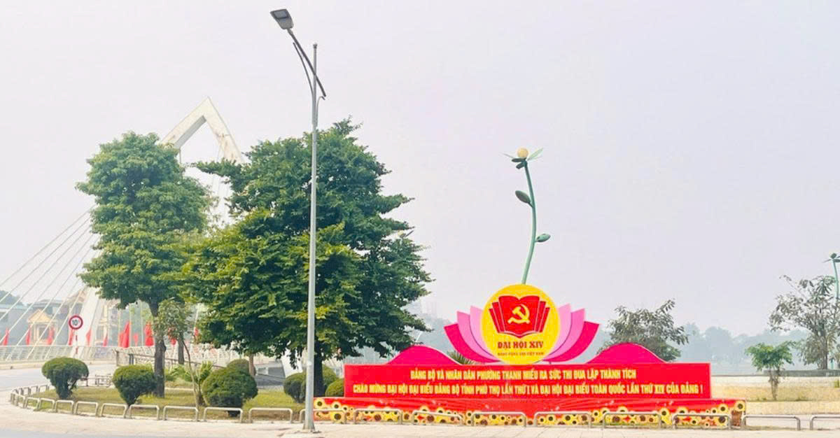 Banner, khẩu hiệu được trang ho&agrave;ng tại phường Thanh Miếu g&oacute;p phần truyền tải th&ocirc;ng điệp ch&agrave;o mừng sự kiện ch&iacute;nh trị quan trọng của đất nước.
