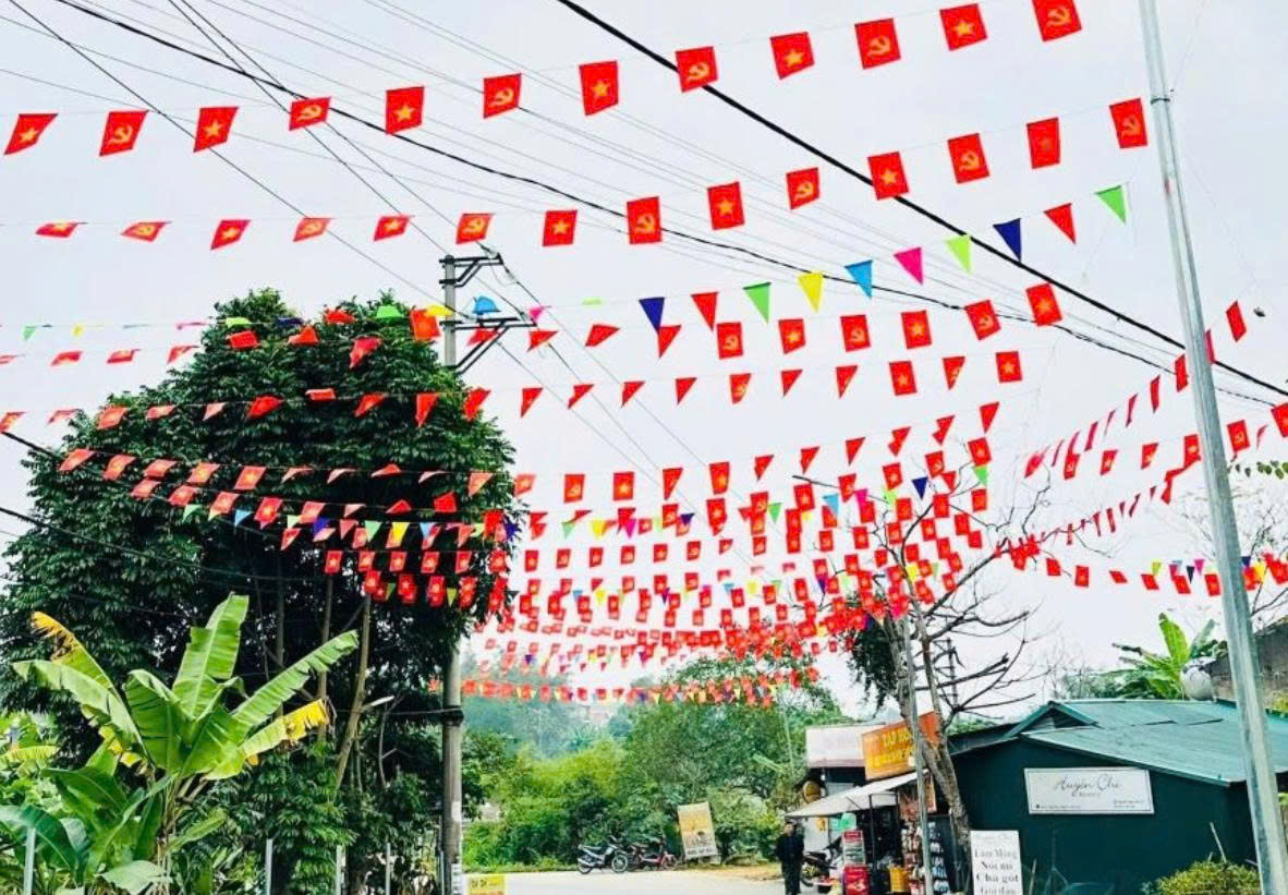 Đường l&agrave;ng ở phường V&acirc;n Ph&uacute; rực rỡ sắc cờ.