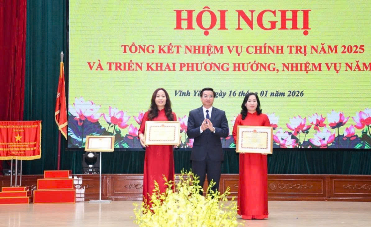 &Ocirc;ng Nguyễn Văn Huyến, B&iacute; thư Đảng ủy phường Vĩnh Y&ecirc;n trao Bằng khen của Chủ tịch UBND tỉnh Ph&uacute; Thọ cho Trường THCS Hội Hợp v&agrave; Trường Tiểu học Đồng T&acirc;m.