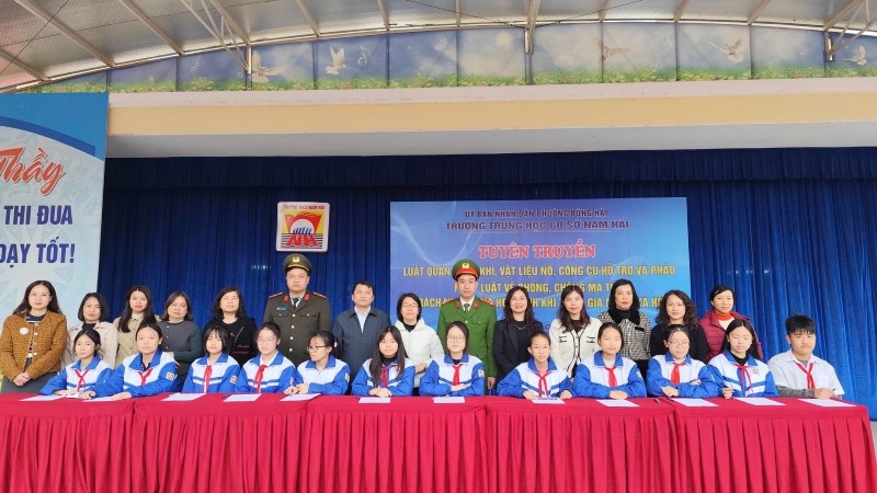 Công an phường Đông Hải tuyên truyền, phổ biến pháp luật cho học sinh Trường THCS Nam Hải