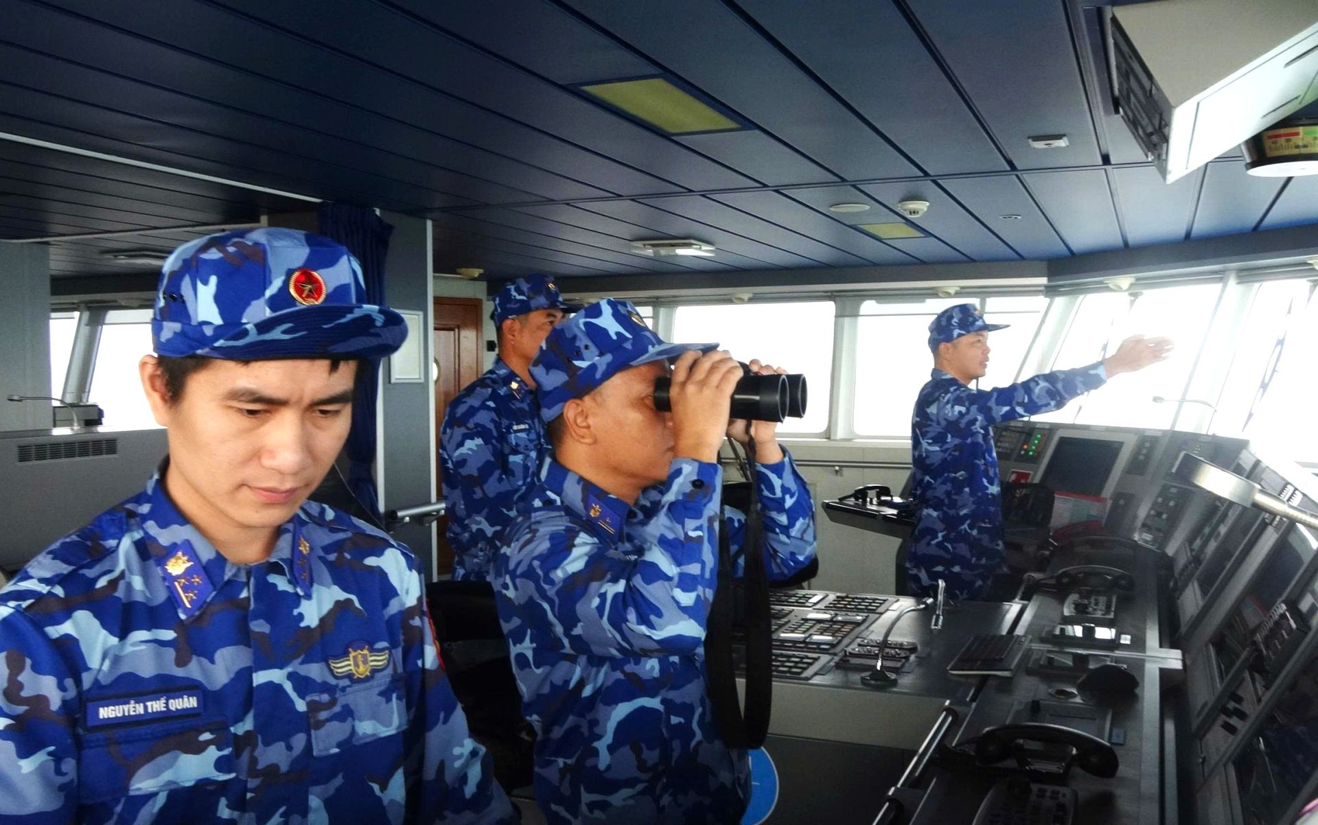 C&aacute;n bộ, chiến sỹ t&agrave;u CSB 8001 l&agrave;m nhiệm vụ trực quan s&aacute;t tr&ecirc;n biển