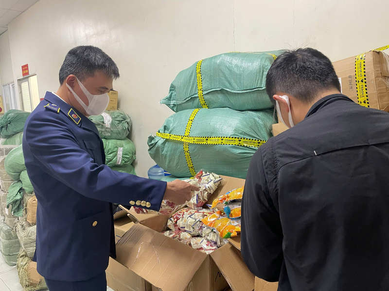 Hà Nội: Phát hiện điểm kinh doanh thực phẩm nhập lậu và kính mắt nghi giả mạo nhãn hiệu