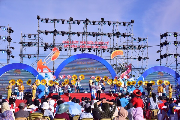 Quang cảnh s&acirc;n khấu Lễ khai mạc
