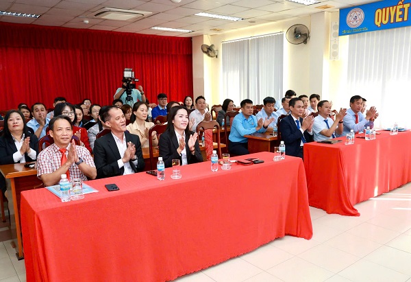 Đại biểu đến dự