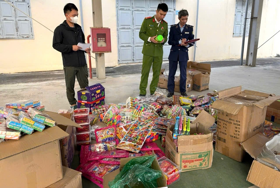 Lực lượng chức năng kiểm tra nguồn gốc xuất xứ h&agrave;ng h&oacute;a