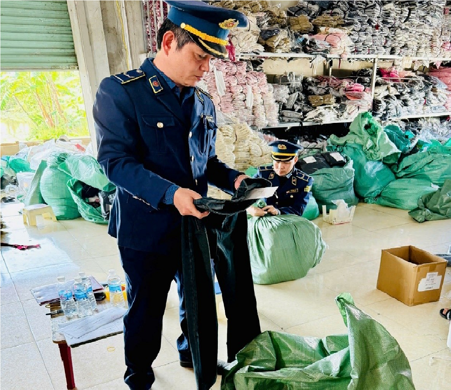 Đội QLTT số 8 tỉnh Thanh Hóa xử lý hàng loạt vi phạm hàng giả, an toàn thực phẩm dịp cận Tết