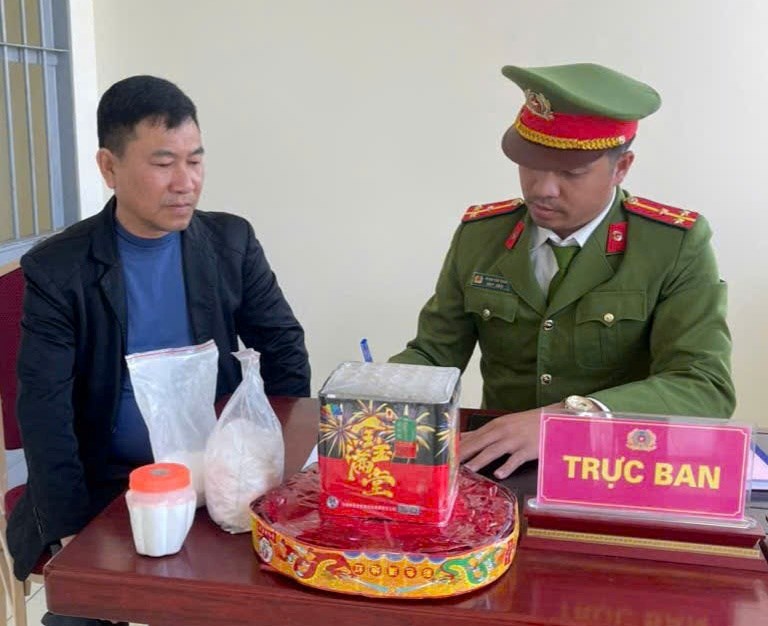 Công an đặc khu Cát Hải vận động nhân dân giao nộp 14,5 kg pháo nổ và 2 khẩu súng