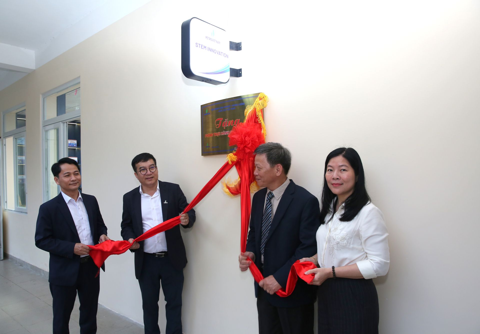 L&atilde;nh đạo Sở Gi&aacute;o dục v&agrave; Đ&agrave;o tạo TP Đ&agrave; Nẵng, BSR v&agrave; Trường THPT Trần Ph&uacute; kh&aacute;nh th&agrave;nh ph&ograve;ng học STEM