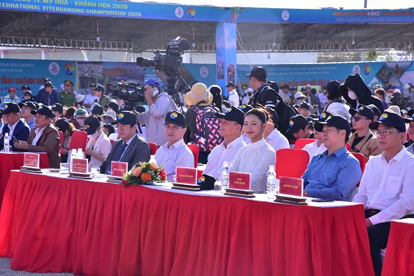 C&aacute;c vị l&atilde;nh đạo đến dự khai mạc