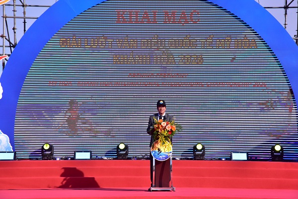 &Ocirc;ng Nguyễn Long Bi&ecirc;n, Ủy vi&ecirc;n Ban Thường vụ Tỉnh ủy, Ph&oacute; Chủ tịch Thường trực UBND tỉnh ph&aacute;t biểu khai mạc