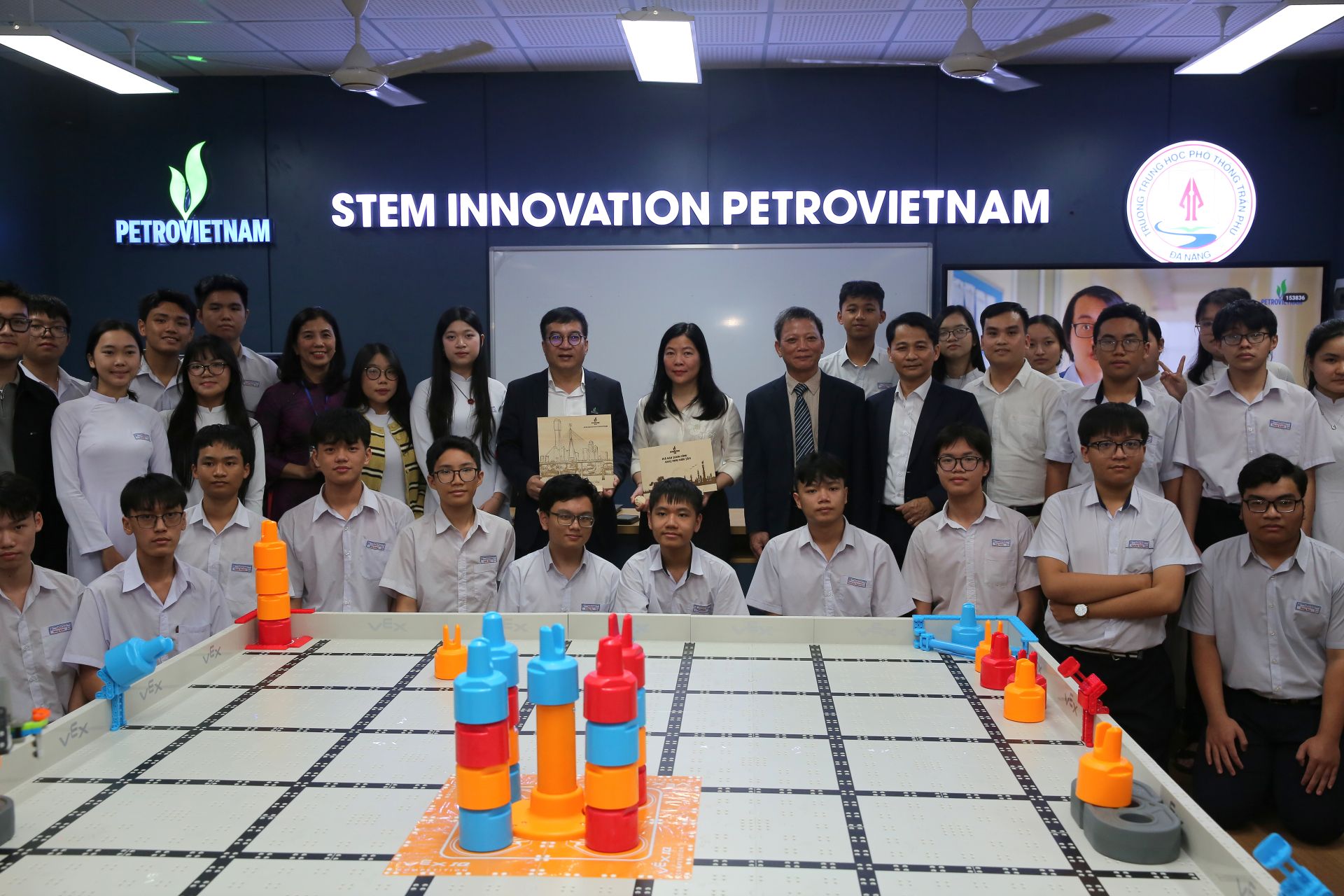 Đại biểu tham quan kh&ocirc;ng gian ph&ograve;ng học STEM trường THPT Trần Ph&uacute;