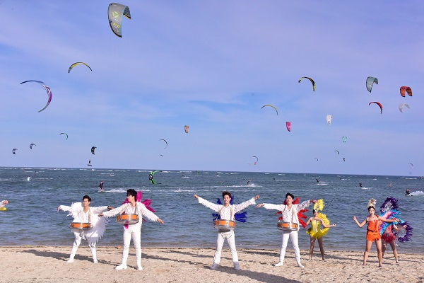 Chương tr&igrave;nh văn nghệ đặc sắc tại s&acirc;n khấu b&atilde;i biển phục vụ vận động vi&ecirc;n, nh&acirc;n d&acirc;n v&agrave; du kh&aacute;ch