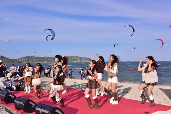 Chương tr&igrave;nh văn nghệ đặc sắc tại s&acirc;n khấu b&atilde;i biển phục vụ vận động vi&ecirc;n, nh&acirc;n d&acirc;n v&agrave; du kh&aacute;ch