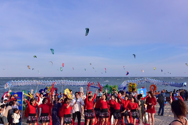 Chương tr&igrave;nh văn nghệ đặc sắc tại s&acirc;n khấu b&atilde;i biển phục vụ vận động vi&ecirc;n, nh&acirc;n d&acirc;n v&agrave; du kh&aacute;ch