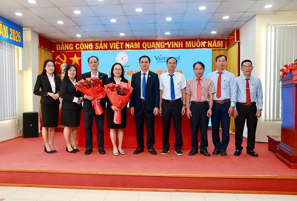 L&atilde;nh đạo C&ocirc;ng ty Yến s&agrave;o Kh&aacute;nh H&ograve;a tặng hoa tri &acirc;n l&atilde;nh đạo Chi nh&aacute;nh Vietravel Kh&aacute;nh H&ograve;a