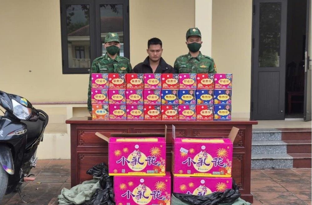 Đối tượng c&ugrave;ng tang vật bị lực lượng chức năng bắt giữ. Ảnh: XH