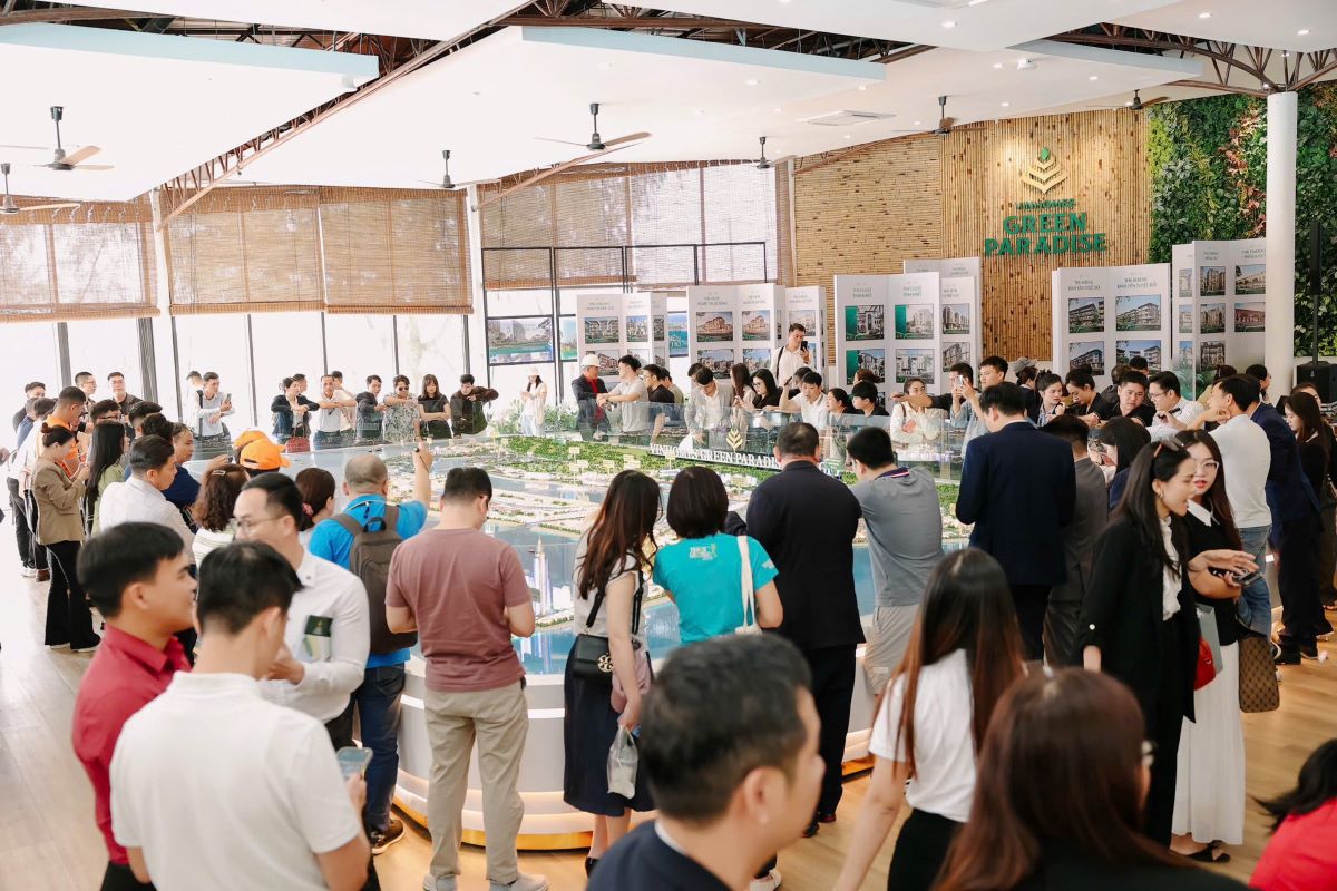 Kh&ocirc;ng kh&iacute; s&ocirc;i động tại văn ph&ograve;ng b&aacute;n h&agrave;ng Vinhomes Green Paradise khi nh&agrave; đầu tư đồng loạt chớp thời cơ &ldquo;ch&acirc;n s&oacute;ng&rdquo; hạ tầng (Ảnh: Vinhomes)