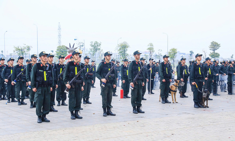 Lực lượng Cảnh s&aacute;t cơ động, C&ocirc;ng an tỉnh Bắc Ninh chuẩn bị l&ecirc;n đường tuần tra vũ trang.