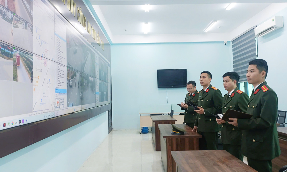 C&aacute;n bộ, chiến sĩ Ph&ograve;ng Tham mưu (C&ocirc;ng an tỉnh Bắc Ninh) kiểm tra hệ thống camera gi&aacute;m s&aacute;t an ninh tại Trung t&acirc;m chỉ huy C&ocirc;ng an tỉnh.