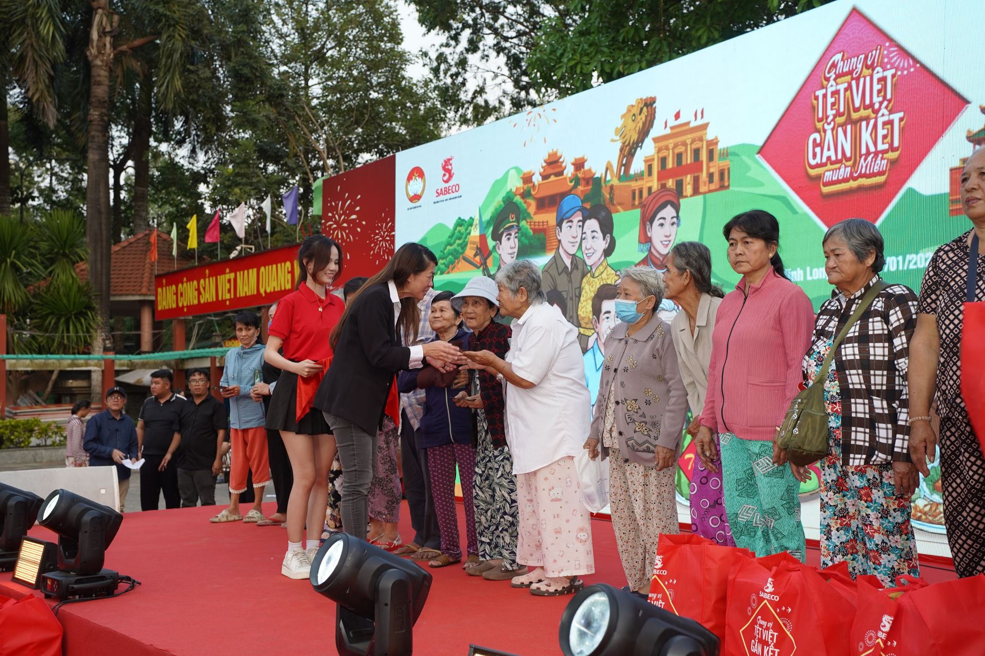 Đại diện SABECO trao quà Tết cho người dân có hoàn cảnh khó khăn trên địa bàn tỉnh