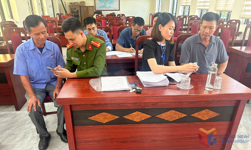 C&aacute;n bộ c&aacute;c cơ quan, đơn vị của phường Hiệp Ho&agrave; thu thập th&ocirc;ng tin, thực hiện số ho&aacute; v&agrave; l&agrave;m sạch dữ liệu về đất đai, phục vụ x&acirc;y dựng CSDL quốc gia về đất đai tr&ecirc;n địa b&agrave;n tỉnh Quảng Ninh