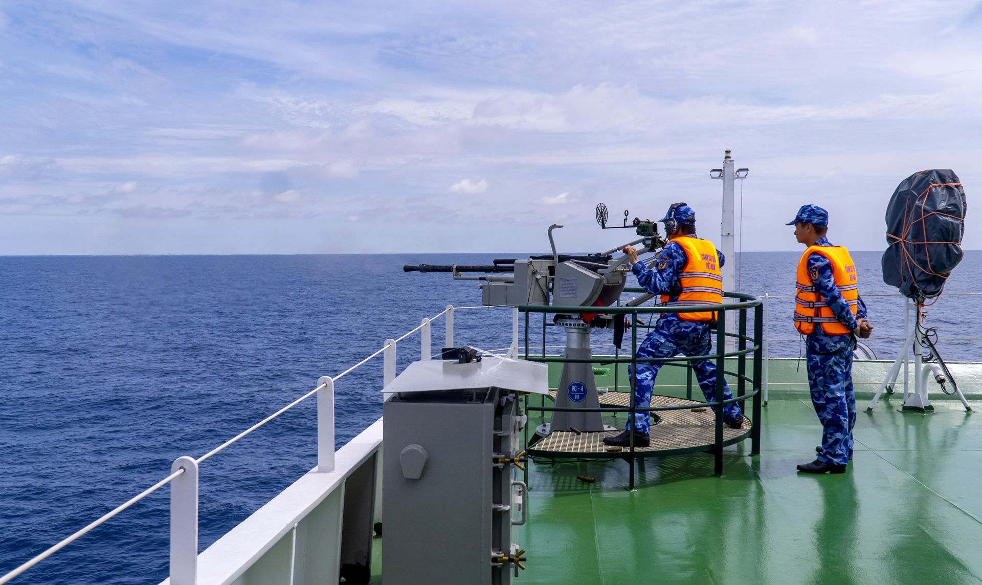 Huấn luyện thực h&agrave;nh b&agrave;i bắn s&uacute;ng 14,5mm tr&ecirc;n biển