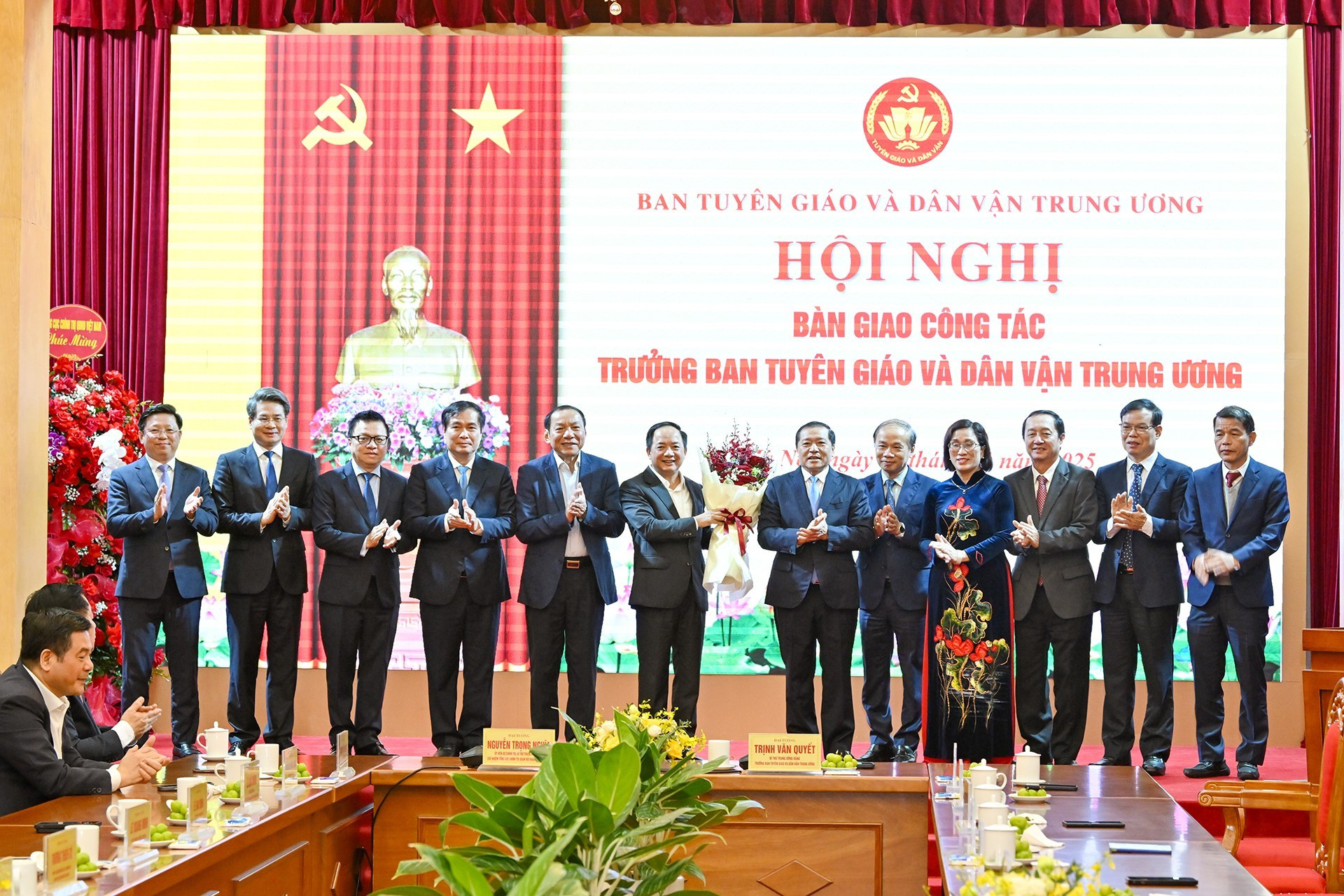 L&atilde;nh đạo Ban Tuy&ecirc;n gi&aacute;o v&agrave; D&acirc;n vận Trung ương tặng hoa ch&uacute;c mừng Đại tướng Trịnh Văn Quyết, B&iacute; thư Trung ương Đảng, Trưởng ban Tuy&ecirc;n gi&aacute;o v&agrave; D&acirc;n vận Trung ương tại Hội nghị b&agrave;n giao c&ocirc;ng t&aacute;c Trưởng ban Tuy&ecirc;n gi&aacute;o v&agrave; D&acirc;n vận Trung ương theo Quyết định của Bộ Ch&iacute;nh trị về c&ocirc;ng t&aacute;c c&aacute;n bộ, ng&agrave;y 4/11/2025. (Ảnh THỦY NGUY&Ecirc;N)