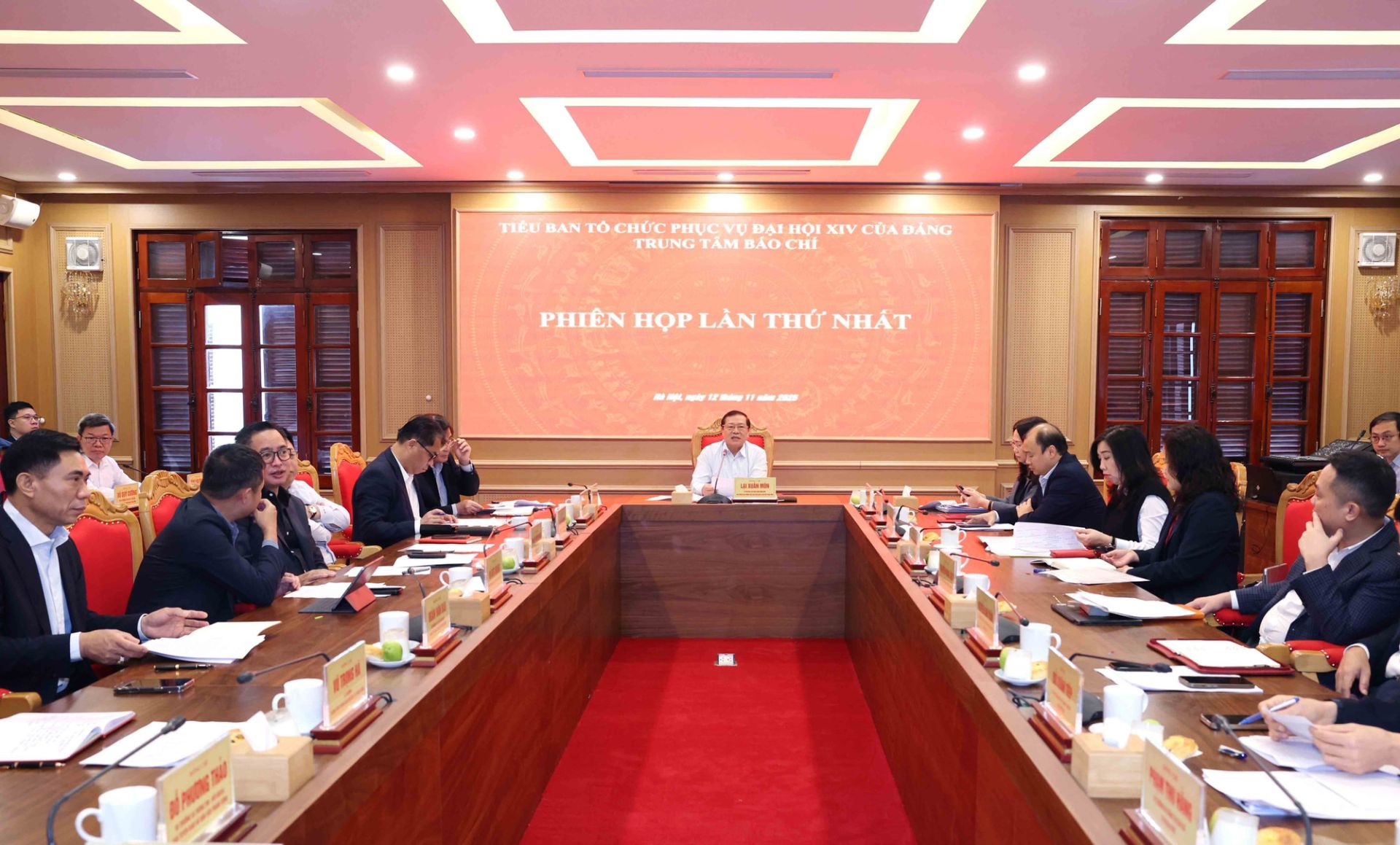 Ph&oacute; Trưởng Ban Thường trực Ban Tuy&ecirc;n gi&aacute;o v&agrave; D&acirc;n vận Trung ương Lại Xu&acirc;n M&ocirc;n ph&aacute;t biểu tại Phi&ecirc;n họp thứ hai của Trung t&acirc;m B&aacute;o ch&iacute; Đại hội XIV của Đảng, ng&agrave;y 29/12/2025. (Ảnh TTXVN)