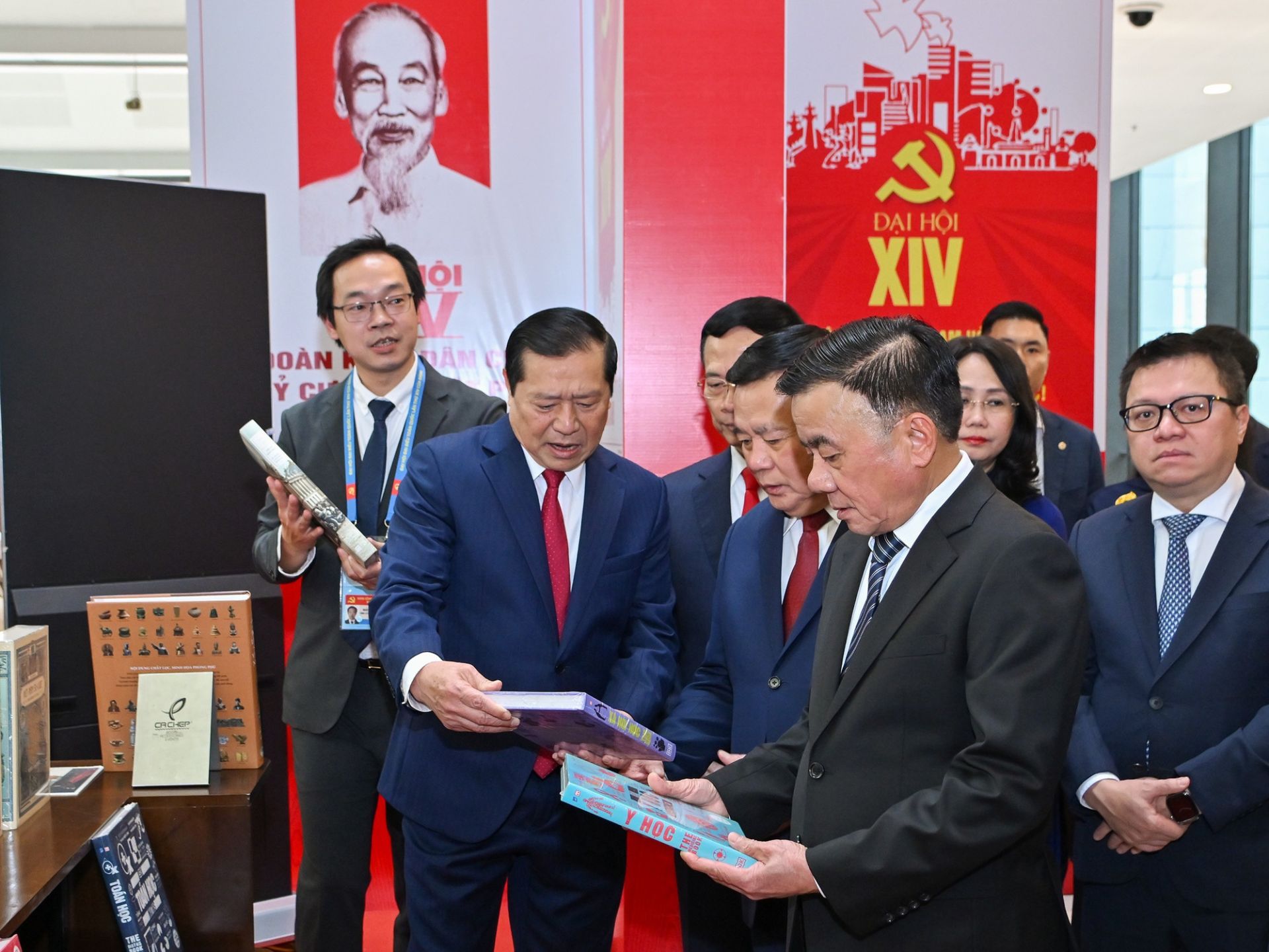 C&aacute;c đại biểu tham quan trưng b&agrave;y trong kh&ocirc;ng gian Đại hội tại lễ khai trương Trung t&acirc;m B&aacute;o ch&iacute; Đại hội XIV của Đảng, ng&agrave;y 14/1/2026. (Ảnh THỦY NGUY&Ecirc;N)