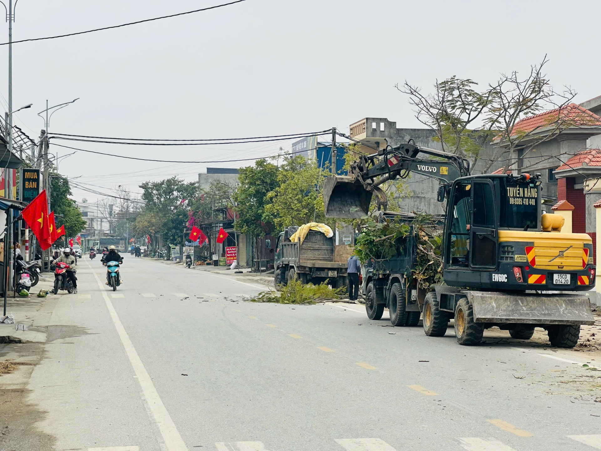 Xã An Trường ra quân giải tỏa hành lang an toàn giao thông trên tuyến đường ĐH 31, ĐH 38