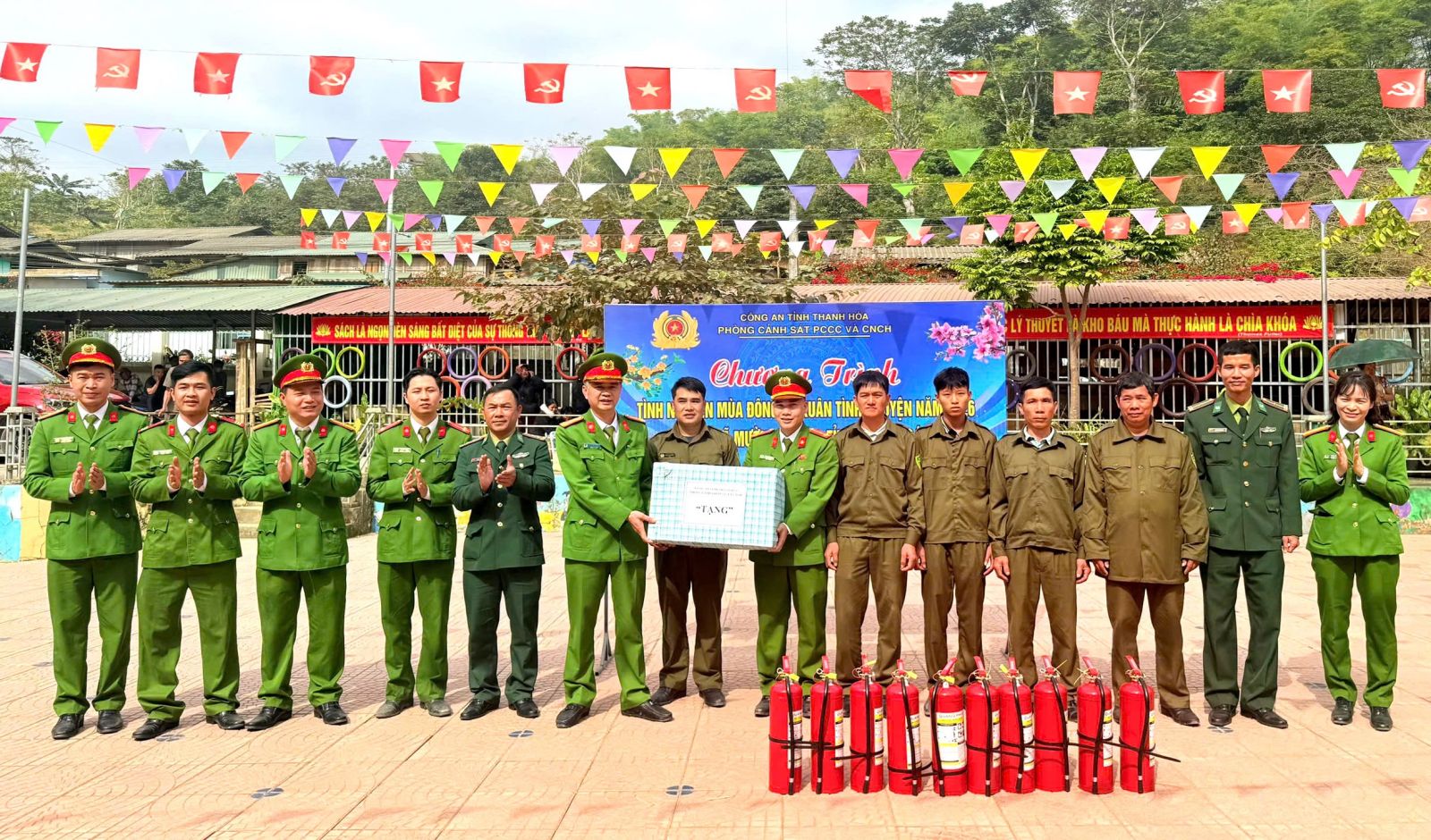 “Lan tỏa yêu thương - Ấm áp nghĩa tình quân dân”
