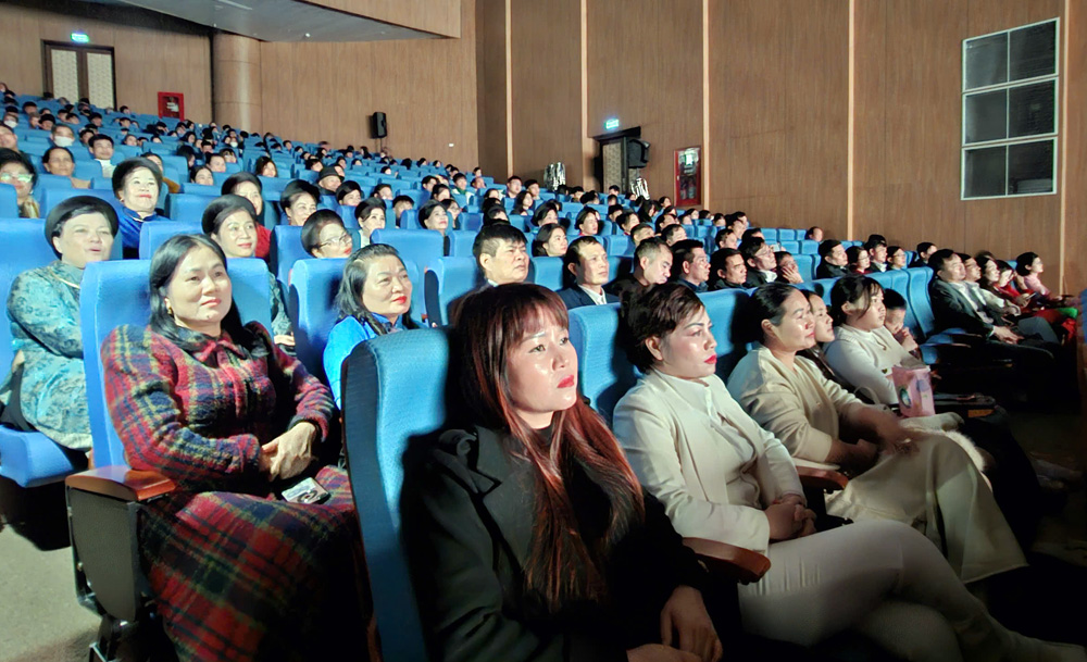 Đ&ocirc;ng đảo kh&aacute;n giả theo d&otilde;i phim tại lễ khai mạc.