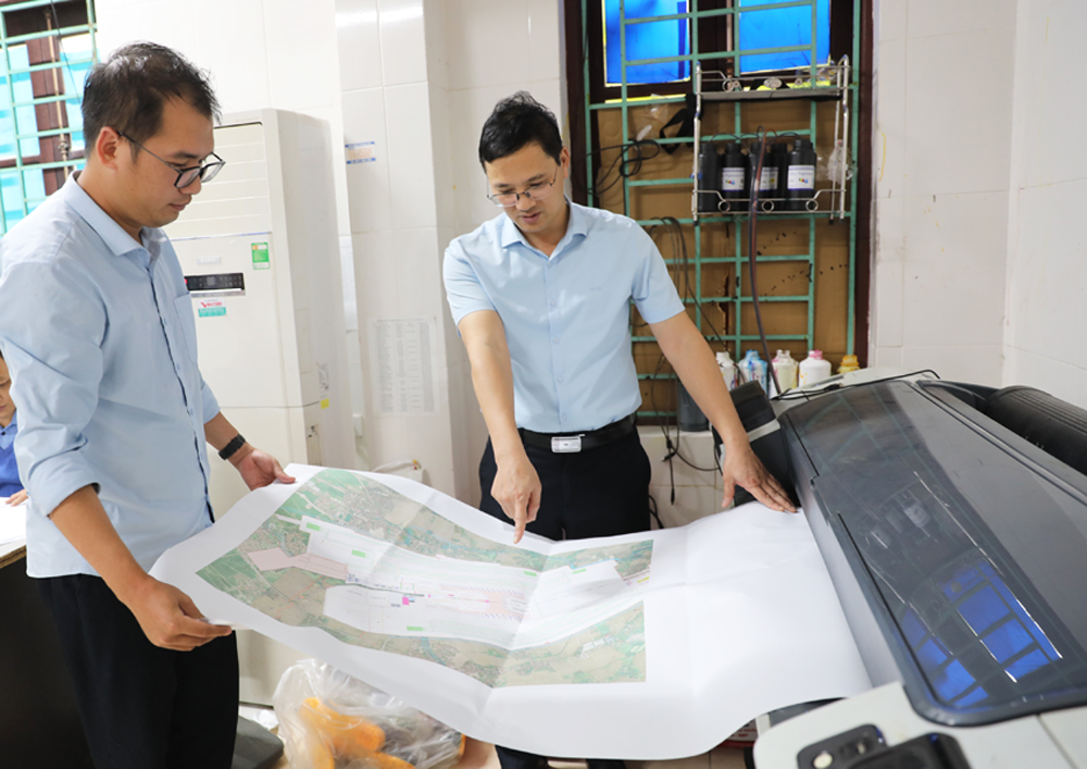 C&aacute;n bộ Trung t&acirc;m Ph&aacute;t triển quỹ đất tỉnh thường xuy&ecirc;n nắm bắt, kiểm điểm tiến độ c&aacute;c phần việc hằng ng&agrave;y.