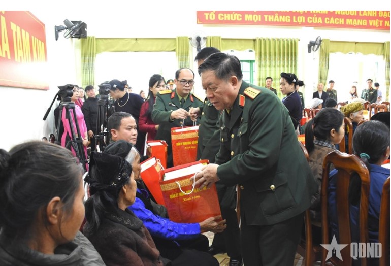 Đại tướng Nguyễn Trọng Nghĩa trao qu&agrave; tặng c&aacute;c gia đ&igrave;nh ch&iacute;nh s&aacute;ch, người c&oacute; c&ocirc;ng tr&ecirc;n địa b&agrave;n tỉnh Cao Bằng. Ảnh: ANH MINH