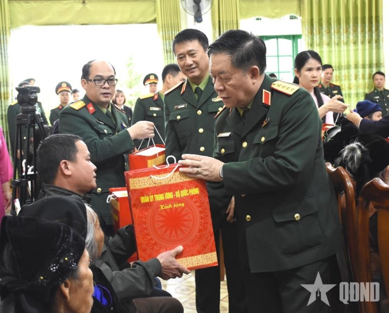 Đại tướng Nguyễn Trọng Nghĩa trao qu&agrave; tặng c&aacute;c gia đ&igrave;nh ch&iacute;nh s&aacute;ch, người c&oacute; c&ocirc;ng tr&ecirc;n địa b&agrave;n tỉnh Cao Bằng. Ảnh: ANH MINH