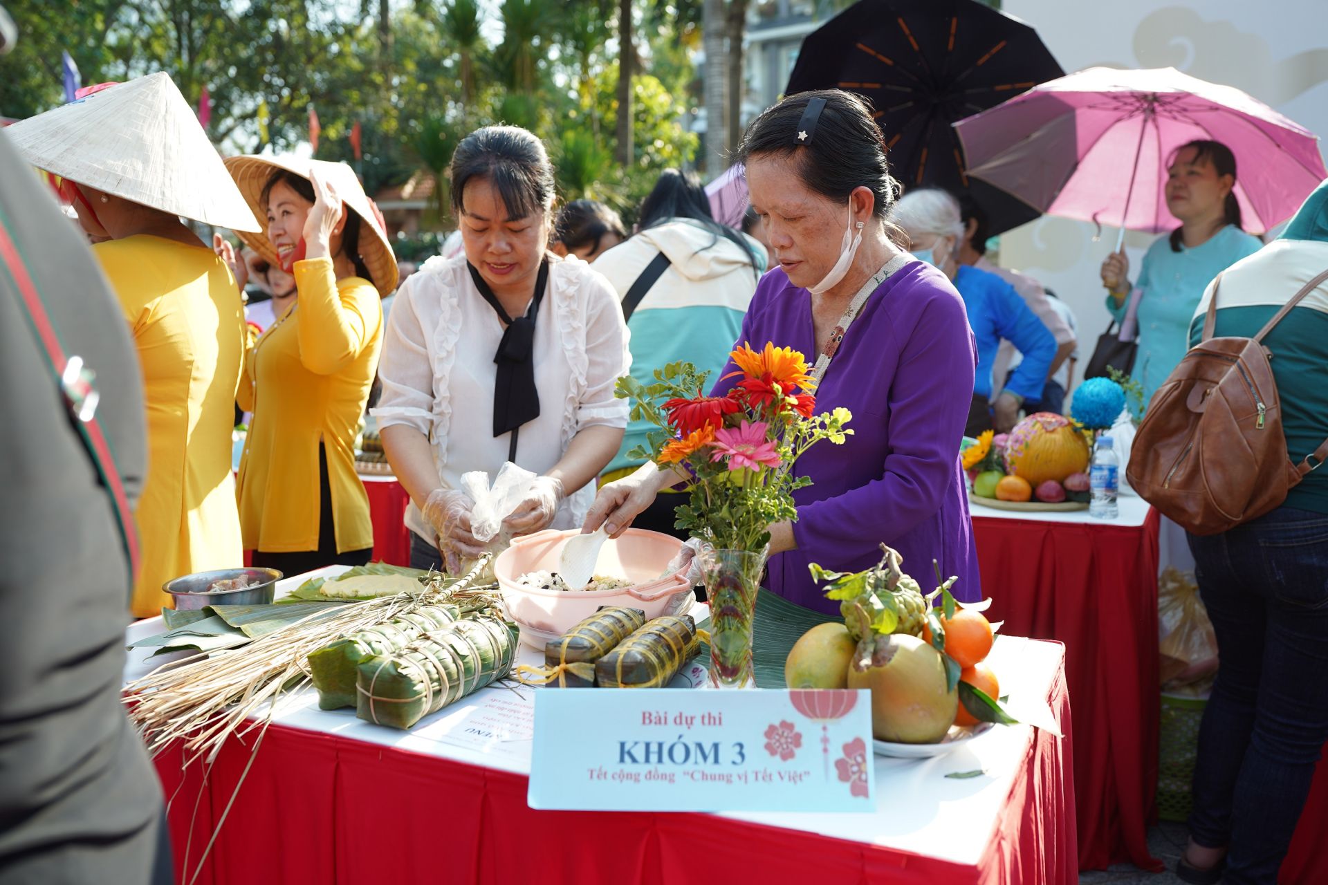 Người dân Vĩnh Long tham gia cuộc thi gói bánh tét và xếp mâm ngũ quả, cùng nhau gắn kết và thể hiện tinh thần sẻ chia mùa tết.
