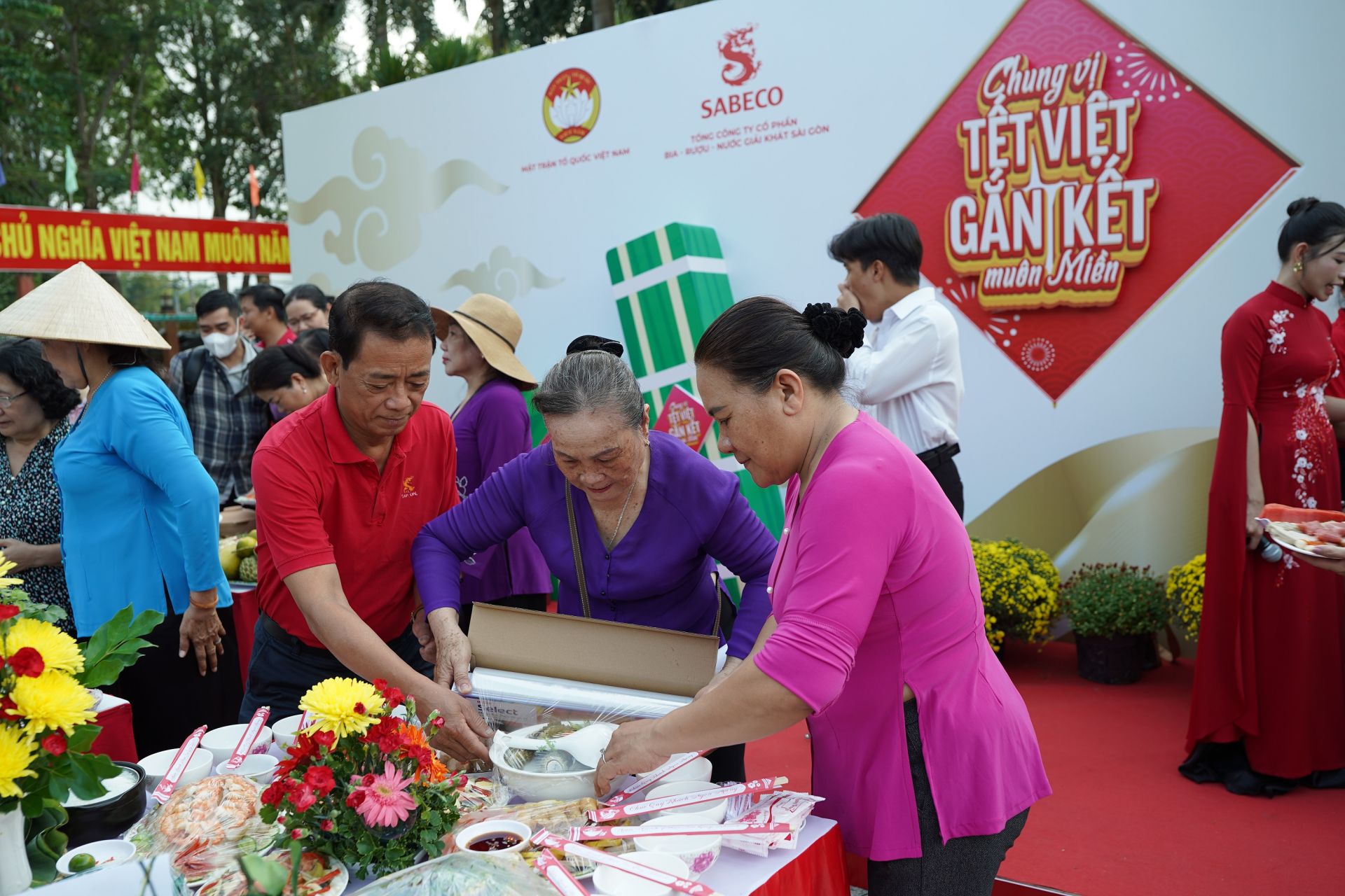 Tại sự kiện, các đội chơi cùng nhau sắp xếp mâm cỗ tết đậm nét miền tây