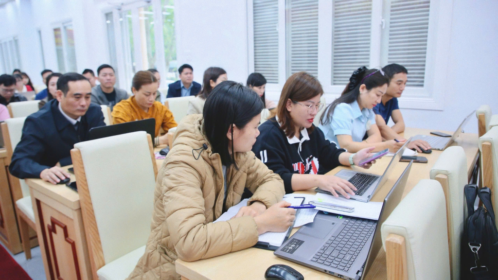 C&aacute;n bộ kế to&aacute;n thực h&agrave;nh nhập dữ liệu t&agrave;i sản c&ocirc;ng l&ecirc;n phần mềm Kiểm k&ecirc; t&agrave;i sản c&ocirc;ng của Bộ T&agrave;i ch&iacute;nh